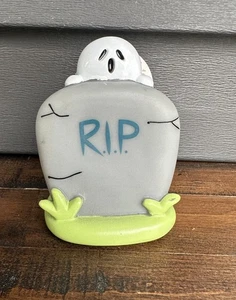 Emociones y escalofríos Halloween fantasma en el cementerio perro juguete chirriante nuevo 5,5” - Imagen 1 de 6