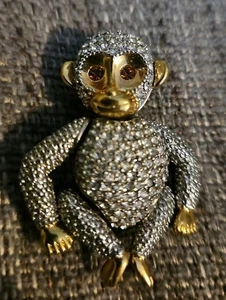 Broche con dije de mono deslumbrado sin marca  - Imagen 1 de 4