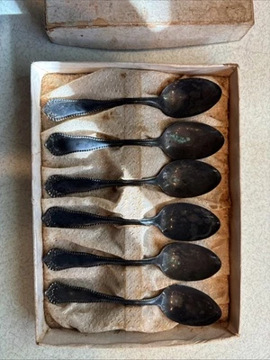 Juego de 6 cucharaditas plateadas Wm Rogers Mfg Co borde con cuentas con caja Foto 1 de 3