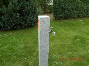 Wasserzapfsäule aus Granit Außenwasserhahn Zapfstelle Palisade Stele NEU - Bild 1 von 6