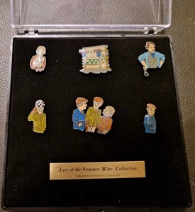 M&L PROMO PRODUCTS 1993 LAST OF THE SUMMER WINE CASED PIN BADGE COLLECTION - Foto 1 di 8