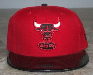 RARO ~ NEW ERA Chicago BULLS Windy City Red con orlo nero lucido ~ NOS TAGLIA 7 - Foto 1 di 8