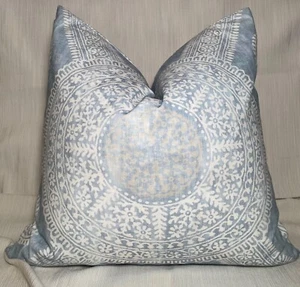 Funda de almohada personalizada de tela de algodón azul THIBAUT F910638 STONINGTON Spa 20"" cuadrados - Imagen 1 de 12
