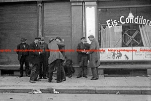 F023318 Menschenmenge am Schlesischen Bahnhof Eiskonditorei Berlin Germany 1 - Bild 1 von 3