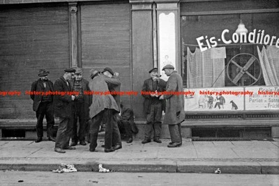 F023318 Menschenmenge am Schlesischen Bahnhof Eiskonditorei Berlin Germany 1 - Bild 1 von 3