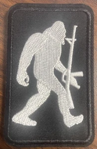 Bigfoot con gancio toppa morale ricamato AR15 2x3 nuovo di zecca - Foto 1 di 2