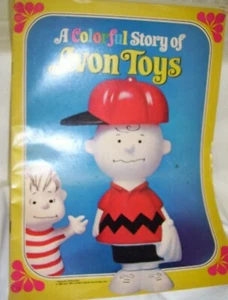 Antiguo libro 1968 Charlie Brown Peanuts Gang Una colorida historia de juguetes Avon - Imagen 1 de 3