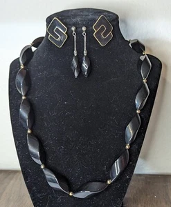 Trifari Vintage schwarze gedrehte Perlenkette und zwei Paar Ohrringe signiert - Bild 1 von 3