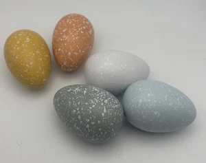 5 gesprenkelte bemalte Eier aus Holz Ostern - Bild 1 von 2