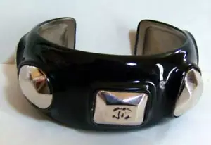 Brazalete CHANEL Negro/Plateado Ancho Metal Abierto - Imagen 1 de 1