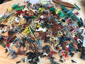 Gros lot de soldats figurines plastique indiens cow boy + avions + char dinky - Foto 1 di 11