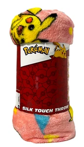 Pokemon Rosa Silk Touch Coperta da Viaggio 40" x 50" Pikachu NUOVO - Foto 1 di 4