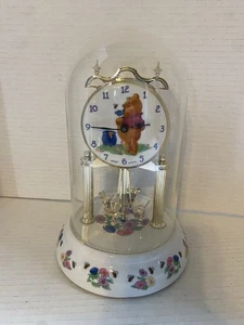 Winnie Puuh Drehpendel Glaskuppeluhr - Bild 1 von 4