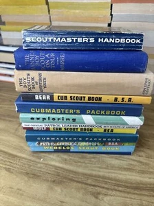 Vintage Lot of 12 Scout Books Cub and Boy Scouts Hardcover Softcover Webelos - Foto 1 di 13