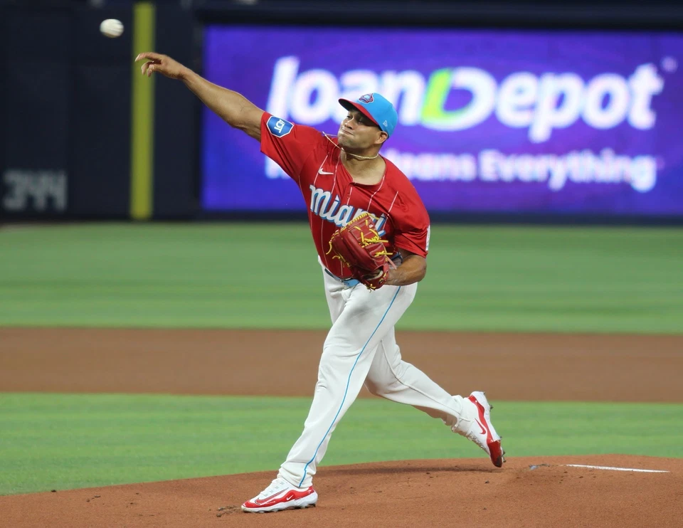 Yonny Chirinos Glossy Photo - Miami Marlins - Perfect for Autographs - Image 1 of 1