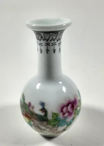Chinese Antique Qianlong Mark Porcelain Hand painted Famille Rose Vase 5" Tall - Picture 1 of 7