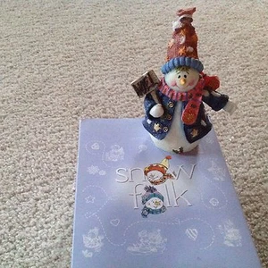 Personaggio pupazzo di neve da collezione Snowfolk: Sophie Snowdrift-Holiday Clean Up - Foto 1 di 6