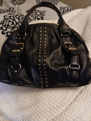 Bolso de Mano Michael Kors Cuero Negro Cartera Acentos Dorados Tachonado Cierre de Cremallera Foto 1 de 4