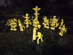 VINTAGE MARX 15 GELBE INDIANER & TOTEMPFAHL 54mm FIGUREN  - Bild 1 von 7