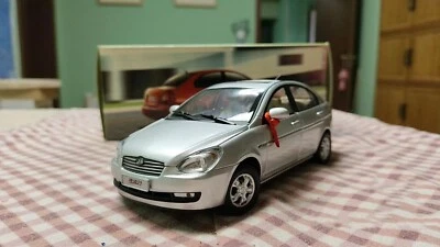 Versión concesionario 1/24 Hyundai Accent modelo coche plateado Foto 1 de 4