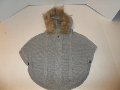 Poncho envolvente chal suéter tejido con cable capucha de piel sintética talla 24M Little Lass para niñas Foto 1 de 3