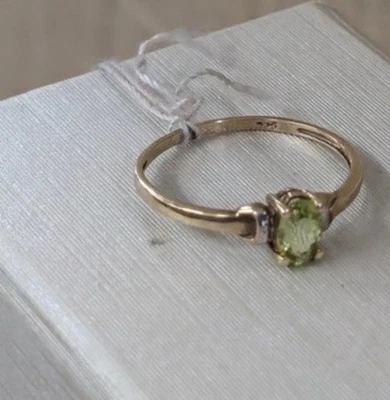 9 carat Yellow Gold Peridot Ring Size O - 1.0 - Image 1 of 4