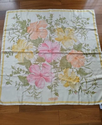 Salvatore Ferragamo Seda Floral Bufanda Flor Amarillo 87cm×85cm Foto 1 de 4