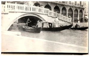 RPPC Foto Venedig Italien Rialtobrücke Männer in Gondeln auf dem Canal Grande - Bild 1 von 4