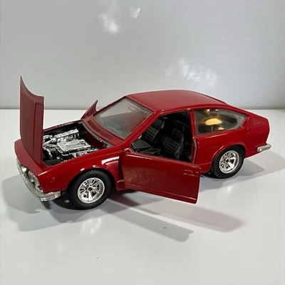 Coche fundido a presión Burago 1:24 rojo Alfetta GT hecho en Italia Foto 1 de 4