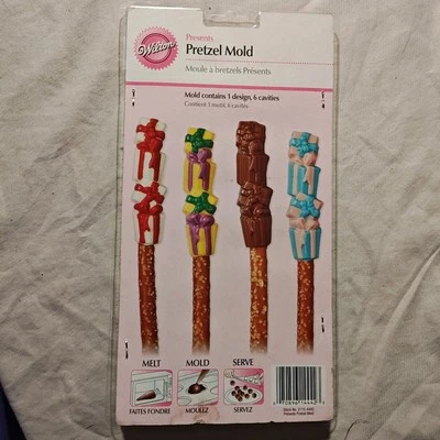 Molde de pretzel Wilton's Presents bocadillos de Navidad Foto 1 de 2