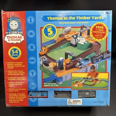 Thomas at the Timber Yard Tomy 54 piezas nuevo en caja 2003 caja abierta pegatinas selladas acce Foto 1 de 4