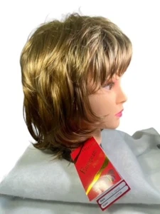 Peluca de fibras sintéticas en capas marrón claro The European Collection tapa media NUEVA - Imagen 1 de 14