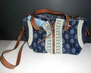 BOLSO DE MANO DE TELA DE MEZCLILLA AZUL TOMMY HILFIGER DE COLECCIÓN ~ ACENTOS CON CREMALLERA - Imagen 1 de 6