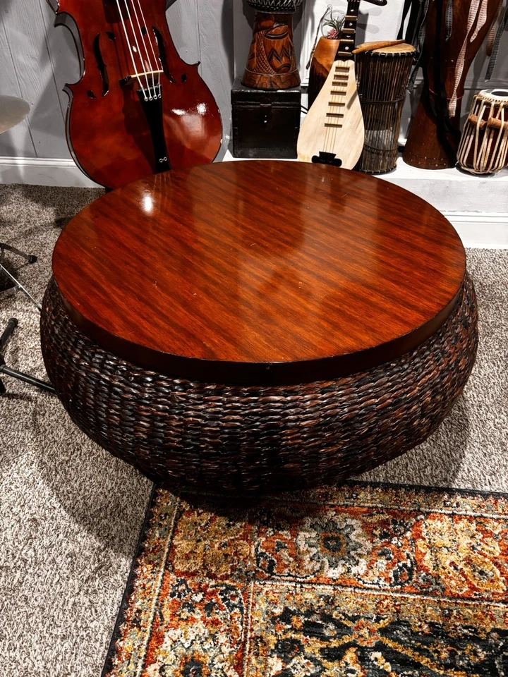 Круглый журнальный столик из цельного ореха середины века от Queen City (CT-262) - Изображение 1 из 2