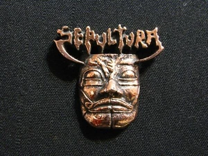 SEPULTURA 1991 OFFICIEL PIN BOUTON BADGE POKER UK IMPORT MASK MEGADETH SLAYER 2 - Photo 1/6