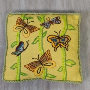 Vintage Crewel Style bestickt Überwurf Kissen Schmetterling Design gelb für Sofa - Bild 1 von 5