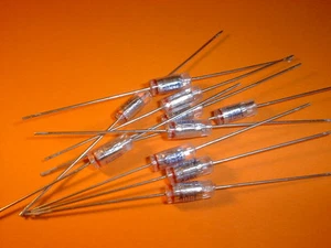 10x 180pF/160V 2% Styroflex Kondensator 4x11mm axial - Bild 1 von 1