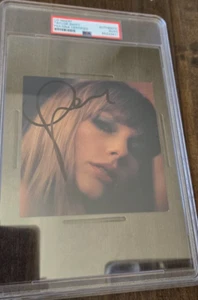 2022 TAYLOR SWIFT MIDNIGHTS MAHOGANY SIGNED INSERT CARD ENCAPSULATED PSA DNA - Bild 1 von 1