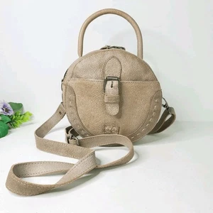 Bed Stu Damentasche Arenfield Icicle DD taupe hellbraun rund Handarbeit Crossbody - lesen - Bild 1 von 12