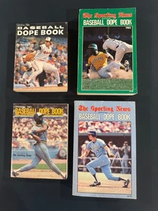Menge (4) Vintage - The Sporting News Baseball Dope Buch (1980, 81,82,83) - Bild 1 von 2