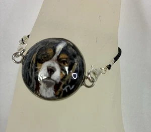 Handbemaltes dreifarbiges Kavalier King Charles Spaniel Armband elastischer Anhänger - Bild 1 von 9