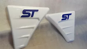 ¡Ventilaciones de ala estilo Ford Focus MK 2 ST BLANCO! ABS - PLÁSTICO NUEVO! ¡Ajuste /LOGOTIPO AZUL/ - Imagen 1 de 3