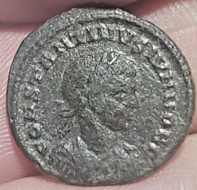 Constantine Il 317-340 AE3/4 Obv-CONSTANTINVS IVN NOBC, Rev-CAESARORVM NOSTRORVM - Image 1 of 2