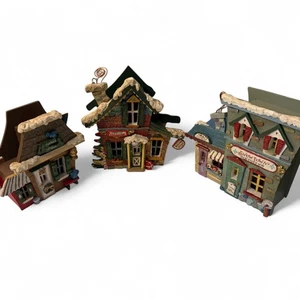 Lote 3 Snow Village Casas de Navidad Oficina de Correos Tienda de Caramelos Cabaña de Pesca - Imagen 1 de 10