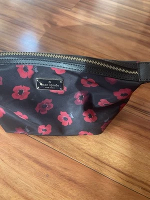 Bolsa de maquiagem cosmética Kate Spade preta e branca Polkadot - Imagem 1 de 4