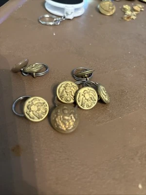 8 VINTAGE LA MODE GOLD W/ EAGLE SHANK BUTTONS ON CARD Size 30 2618(154) - Image 1 of 3