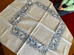 Handbestickte Tischdecke 89 x 84 cm, hellblau, Birnen und Äpfel - Bild 1 von 3