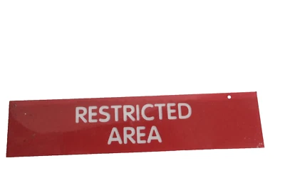 Letrero Grabado Cosco "ÁREA RESTRINGIDA" 2" X 8", Rojo con Texto Blanco (098005) Foto 1 de 2