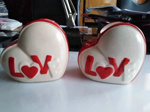 2 kleine "Love"- Vasen aus Keramik, rot/weiß in Herzform - Bild 1 von 1