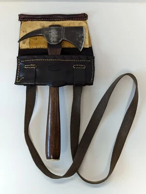 Hacha forjada personalizada de 14" por el artesano Nathan Allen con agarre de nogal y funda de cuero Foto 1 de 4